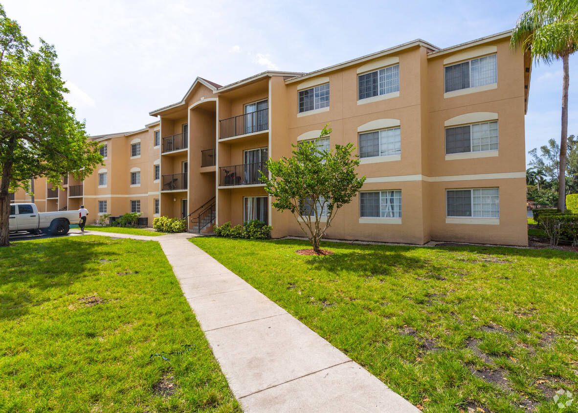 Primary Photo - Golden Lakes Apartments