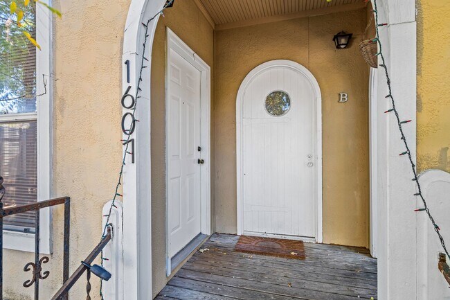 Foto del edificio - Clarksville Classic - Old School - 1 Bd/1Ba  -  Million Dollar Neighborhood - $1495