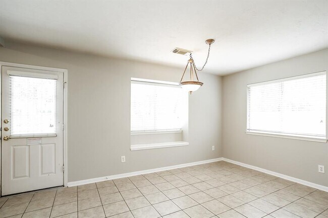 Building Photo - 7022 Woodland Oaks