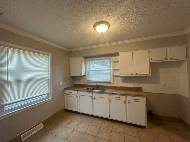 Foto del edificio - 15755 Woodbine Ave