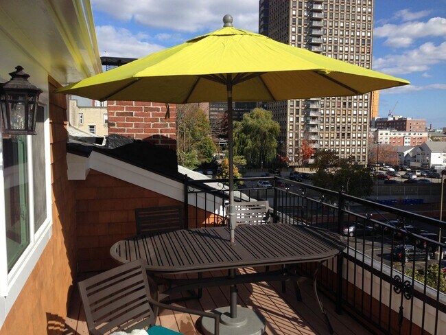 Foto del edificio - 1 bed 1.5 bath with roof deck, no undergra...
