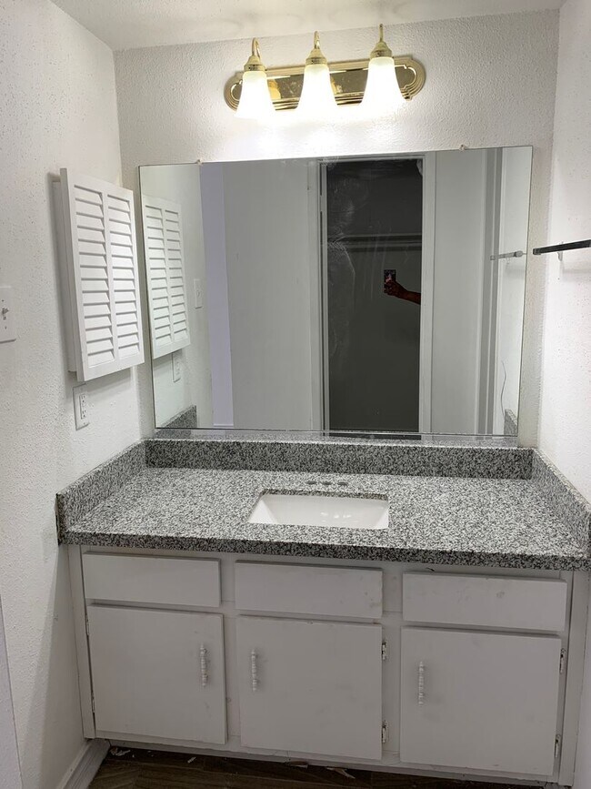 Building Photo - 2 Bedrooms / 2 Baths updated condo