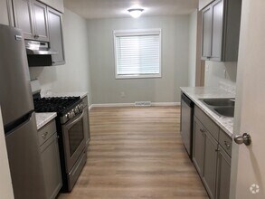 Building Photo - 926-928-928 Sprucewood Ln