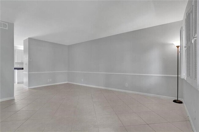 Building Photo - 12 NE 20th Ct