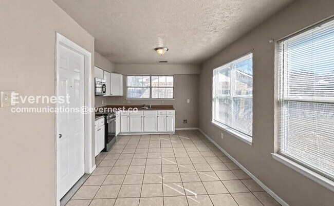 Foto del edificio - 3 Bed, 2.5 Bath Home with Fenced Yard & Garage / Pet-Friendly / Available Now!