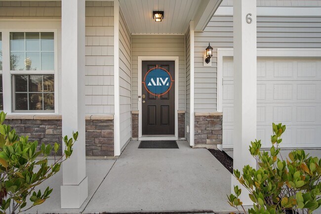 Building Photo - Beautiful 5 Bed 3 Bath Home located in his...