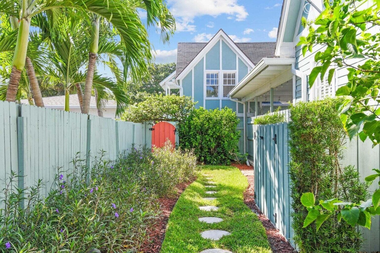 621 N Lakeside Dr Unit Upper Back, Lake Worth, FL 33460 Apartment for