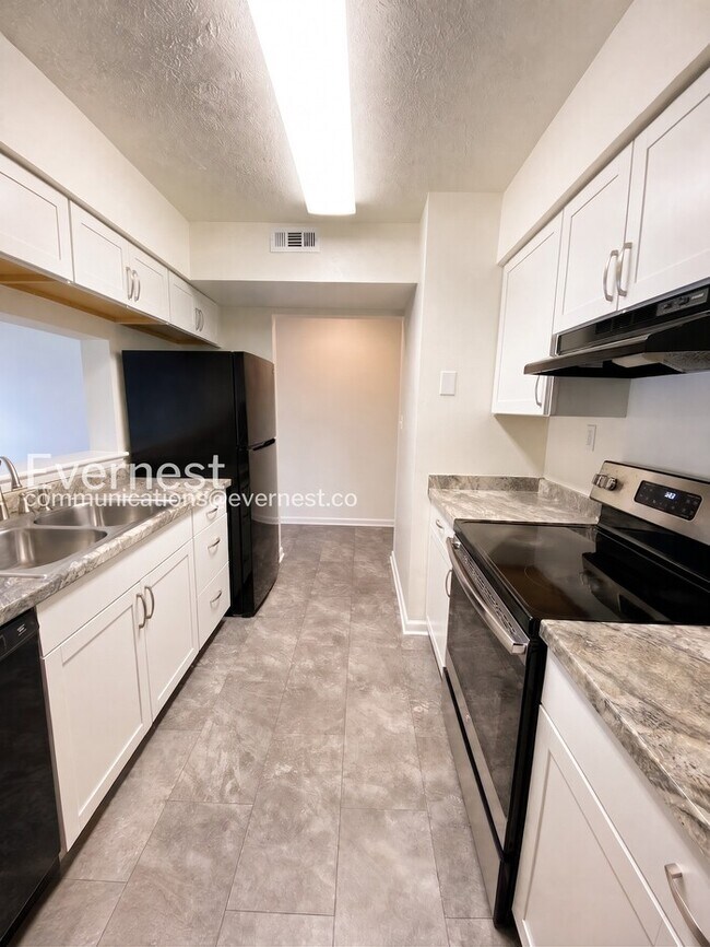 Building Photo - 3 Bed, 1.5 Bath Townhome with Fenced Yard / Available Soon!