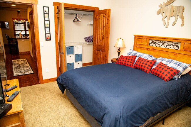 Foto del edificio - Wonderful Furnished 3 Bedroom & 2 Bathroom...