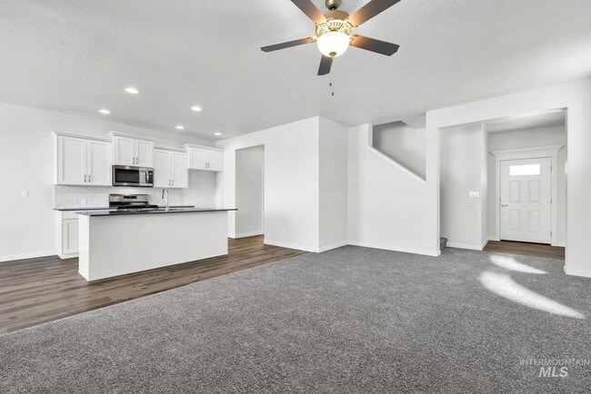 Building Photo - 4 bedroom, 2.5 Bath is a Must See! 1962 SqFt, Beautiful Parks, No Landscaping, and More!