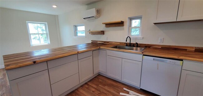 Building Photo - 912 Lake Jessie Dr