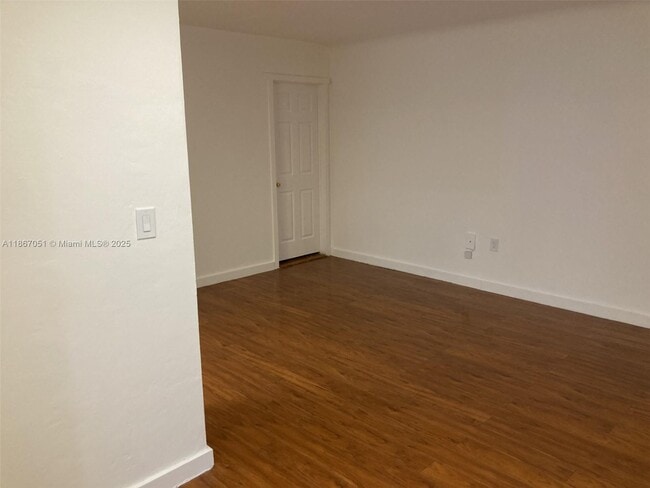 Building Photo - 2101 Bay Dr