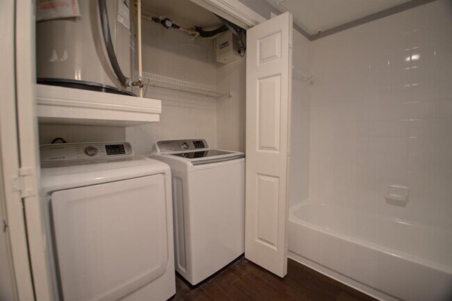 Building Photo - 2320 Gracy Farms Ln
