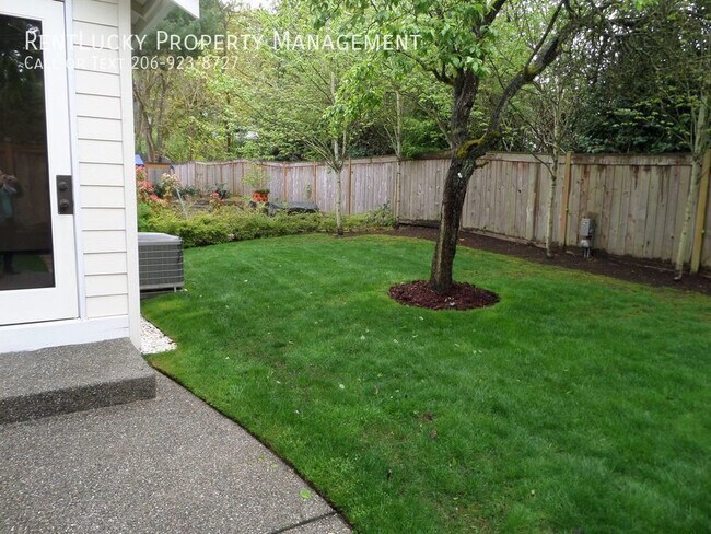 Building Photo - Fantastic Rose Hill/Bridle Trails Area 4 B...
