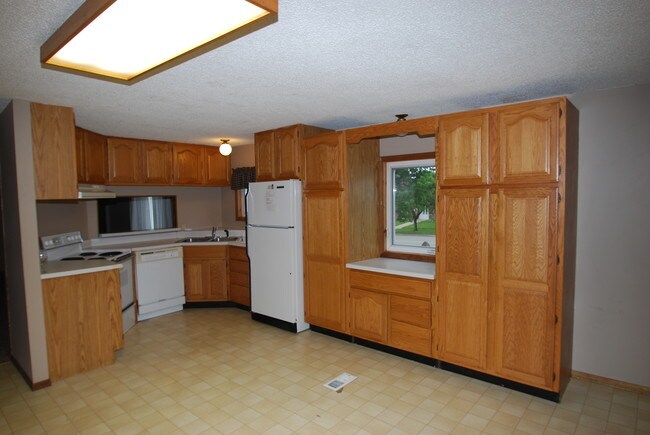 Building Photo - 504 6th Ave S