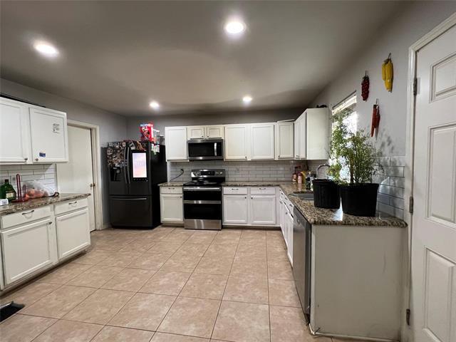 Building Photo - 2216 Chestnut Dr
