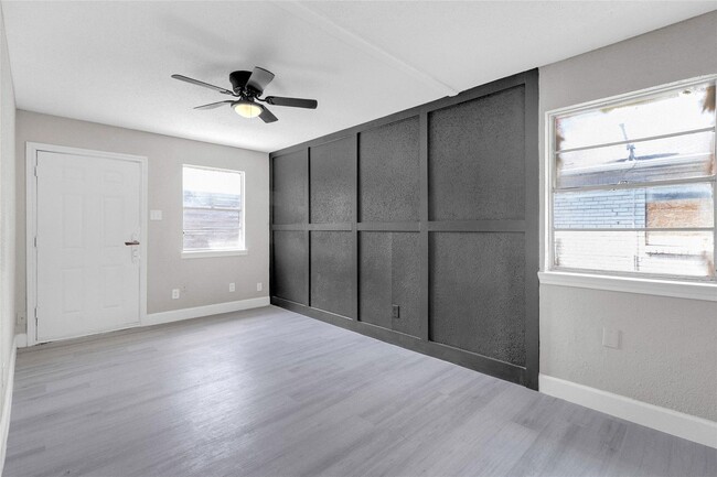 Building Photo - This beautifully remodeled duplex offers m...