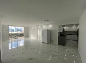 Building Photo - 6039 Collins Ave