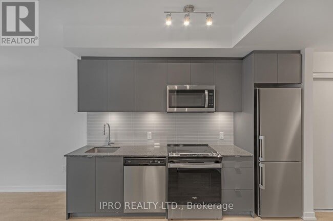 Building Photo - 8868-8868 Yonge St