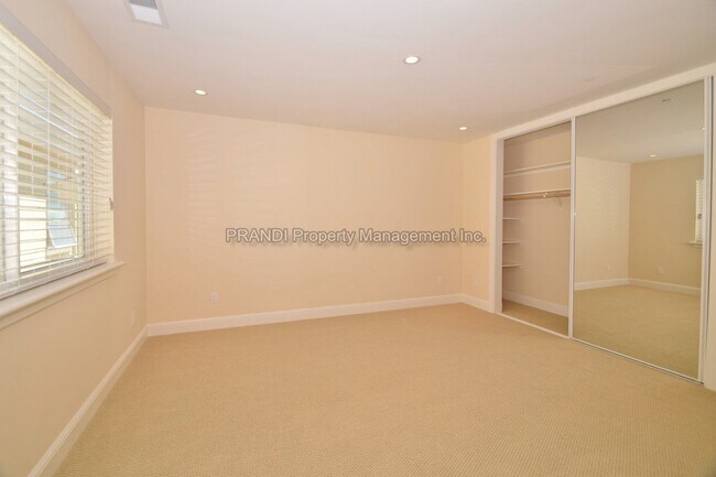 Foto del edificio - "Chic 2-Bed Condo Retreat with 2.5 Baths i...