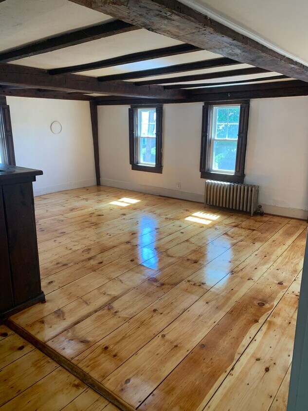 5 Blossom St Unit 2nd Floor, Haverhill, MA 01835 Room for Rent in