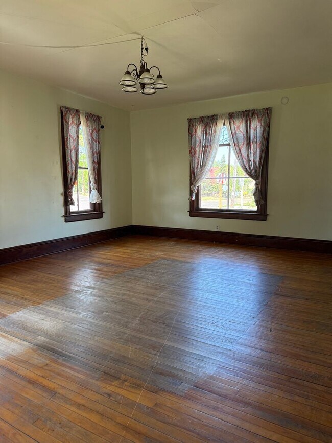 Foto del edificio - Big Character. Bigger Home in this 4 Bedroom-1 Bathroom charmer