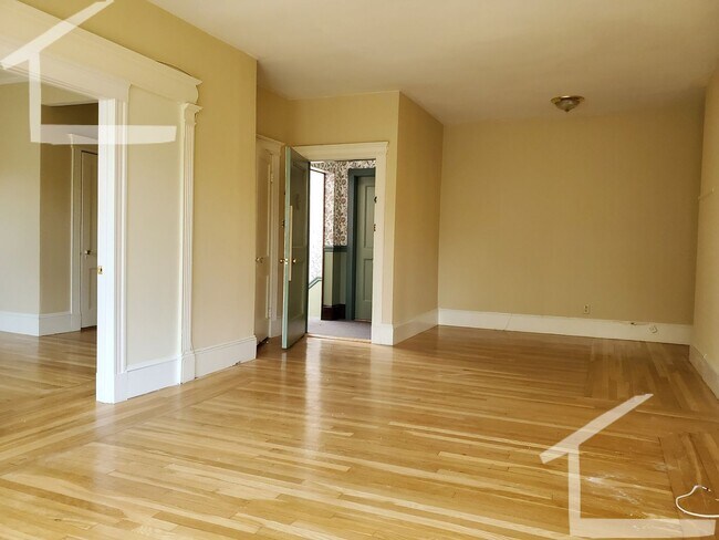 Building Photo - No brokers Fee, No Security Deposit, Heat, Hot Water Included, Coolidge Corner Area, Laundry on a...
