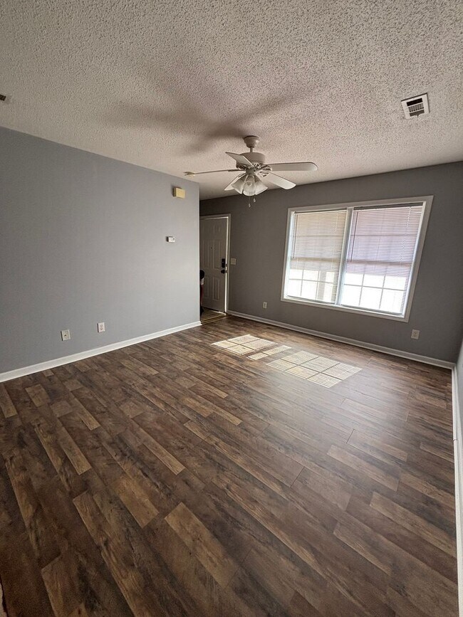 Foto del edificio - 216 Springfield Cir