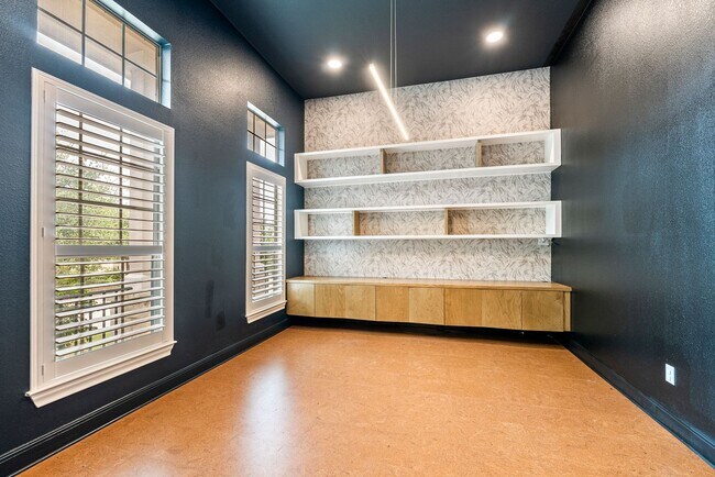 Foto del edificio - Luxurious 4 bedrooms 3 bathrooms home in L...