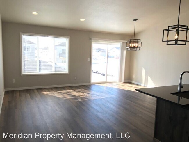 Foto del edificio - 4 br, 3 bath House - 921 Albert Dr W