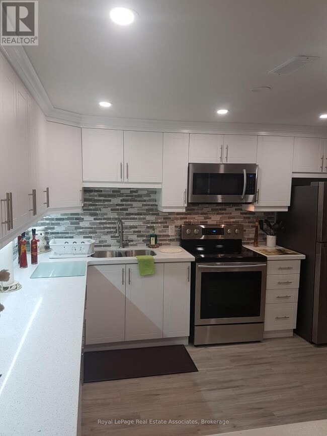 Building Photo - 3323 Queen Frederica Dr