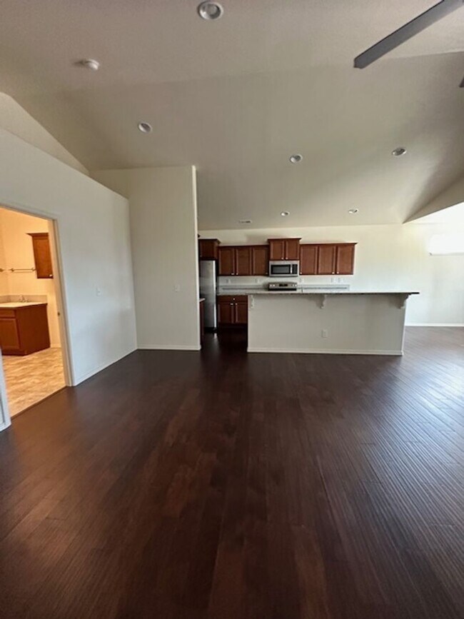 Building Photo - Spacious 3-Bedroom Home with Dedicated Off...
