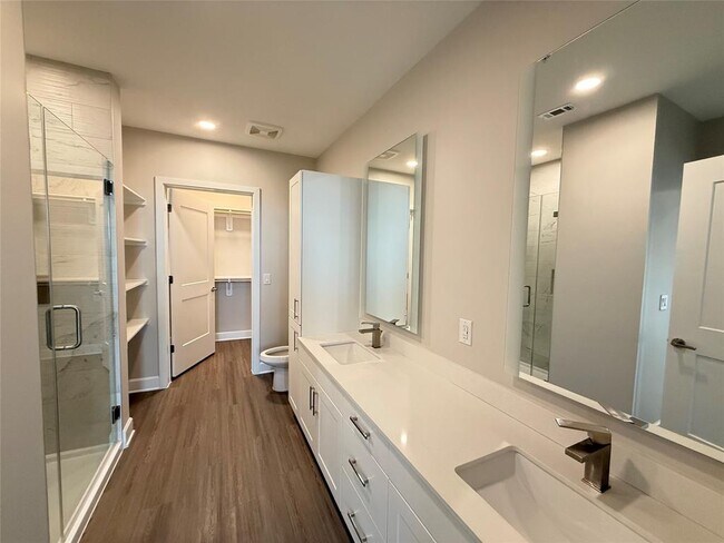 Building Photo - 716 Waugh Dr