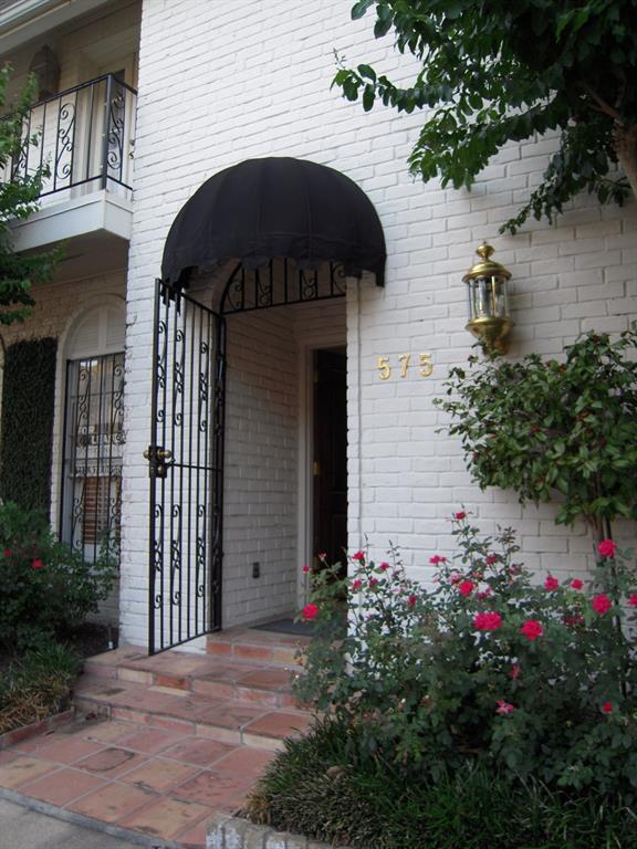 Building Photo - 575 Trianon St