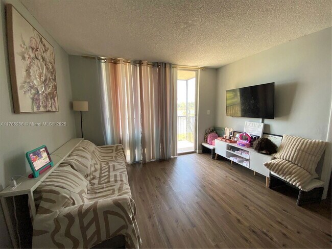 Foto del edificio - 8710 N Sherman Cir