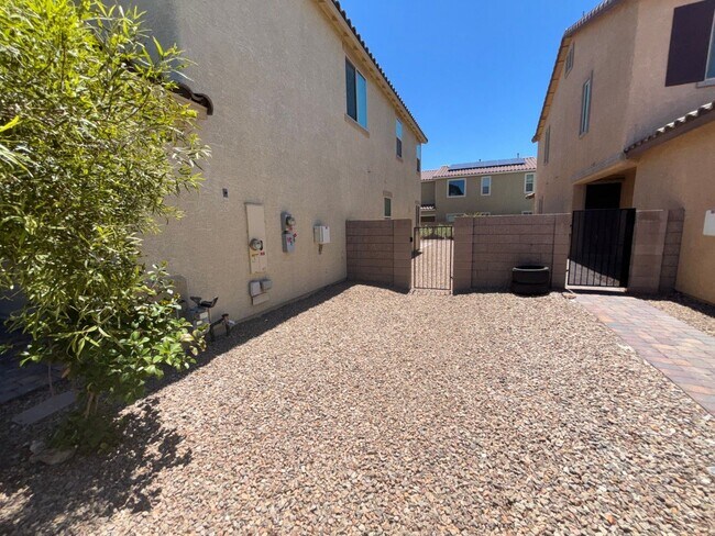 Building Photo - Charming 3-Bedroom Home with Spacious Back...