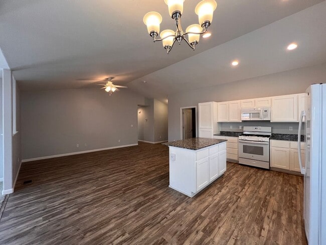 Building Photo - Newer 3-bedroom home in Sundance subdivisi...