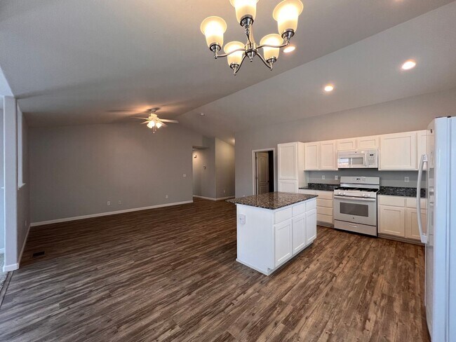 Foto del edificio - Newer 3-bedroom home in Sundance subdivisi...