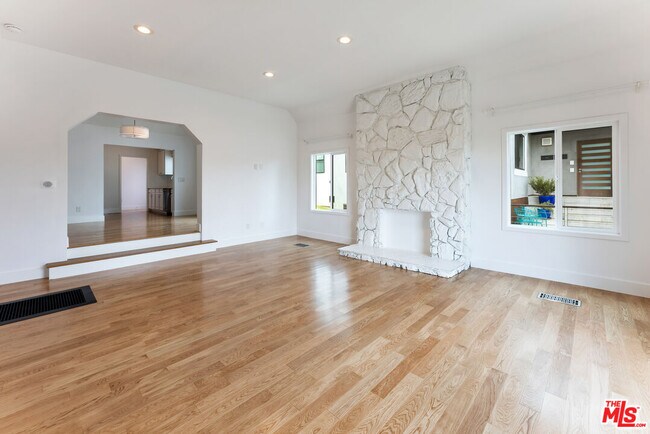 Building Photo - 1253 S Rimpau Blvd