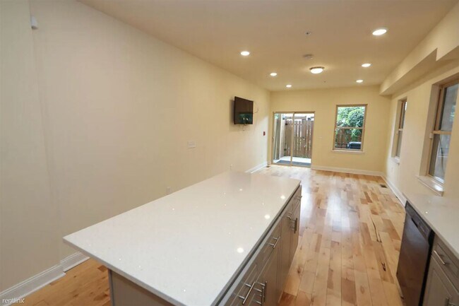 Foto del edificio - 5 br, 5 bath Triplex - 1950 N GRATZ ST Unit A