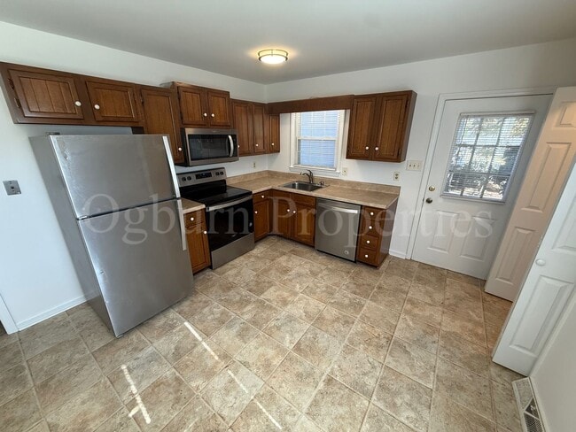 Foto del edificio - 1688 Guilford Dr