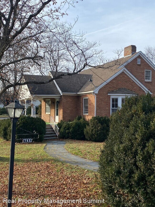 Foto del edificio - 5 br, 3 bath House - 785 Cherry Avenue