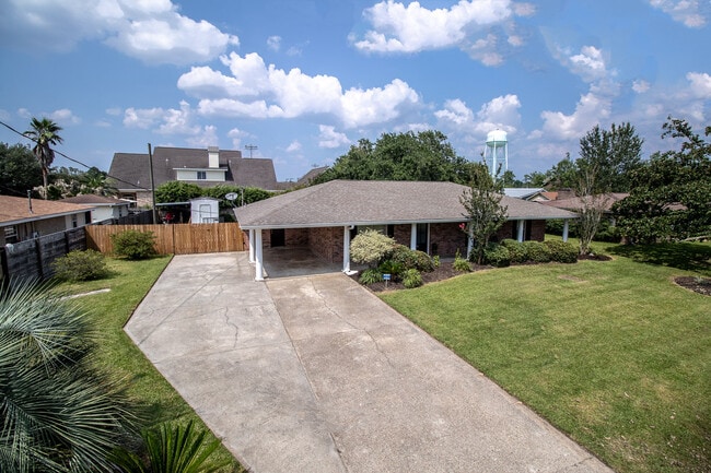 Building Photo - 611 Highland Dr