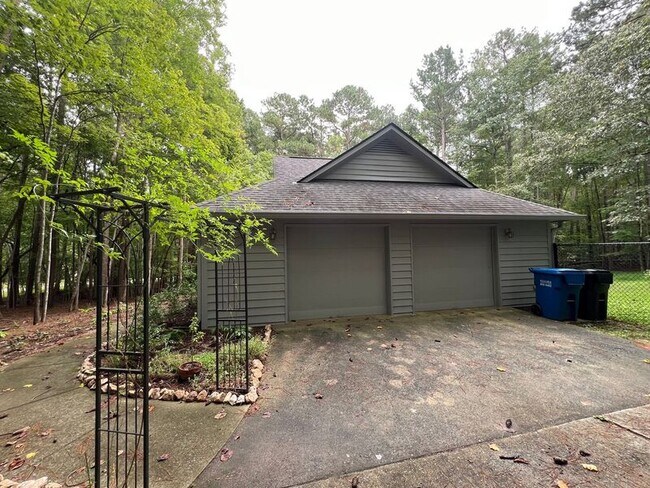 Foto del edificio - 4821 Regalwood Dr