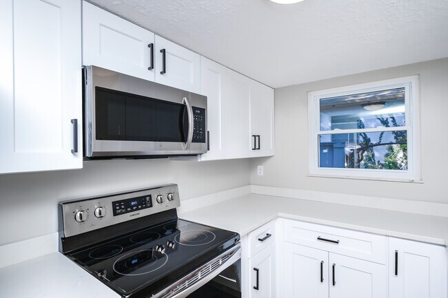 Kitchen - 886 Linworth Road East