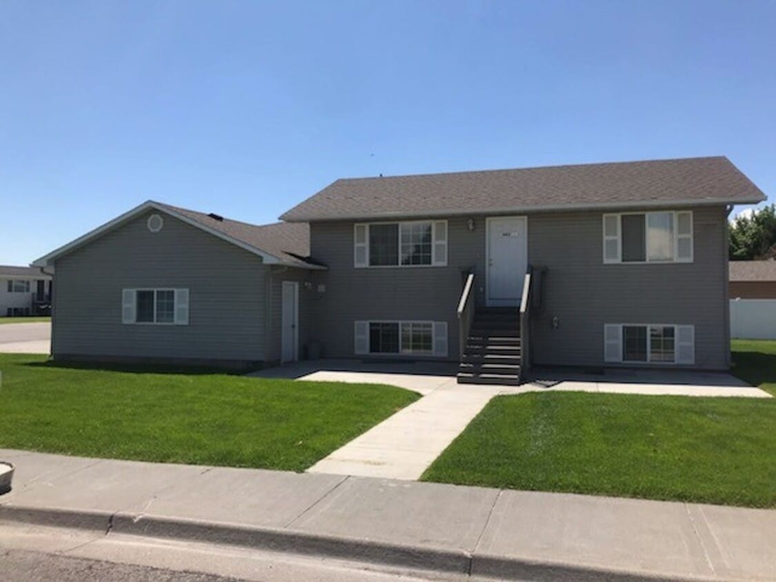 Primary Photo - Great 2 bed 1 bath unit with 2 car garage ...