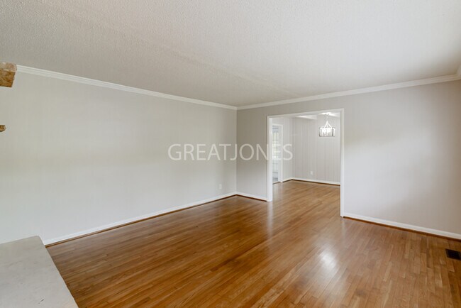 Building Photo - Charming 3 Bedroom in Birmingham!