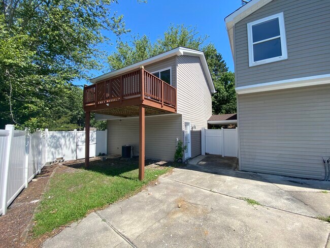 Building Photo - 501 Thornloe Ln