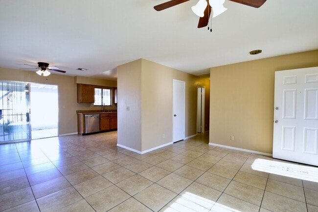 Foto del edificio - Spacious 2 Bedroom, 2 Bath Single-Story Home