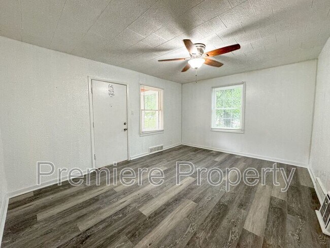 Building Photo - 2315 S Hawthorne Ave